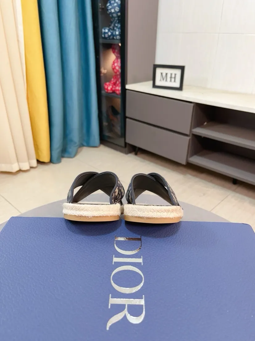 Men's men's shoes💰320🌸🌸High-end version. DIOR💁Men's slippers, high-end and upscale [strong][strong], compare quality at counters. The upper is hand-drawn, a combination of native hemp and raw rubber sole [strong][strong], breathable and non-slip outsole [rose][rose], breathable and comfortable lambskin lining, density 100% comfortable [gift][gift], original wear-resistant code number 38-44. Can be customized 45-46-47